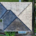 ドローンを使った現地調査の様子をご紹介 —屋根全体の状態から細部の劣化まで、正確に診断できます—